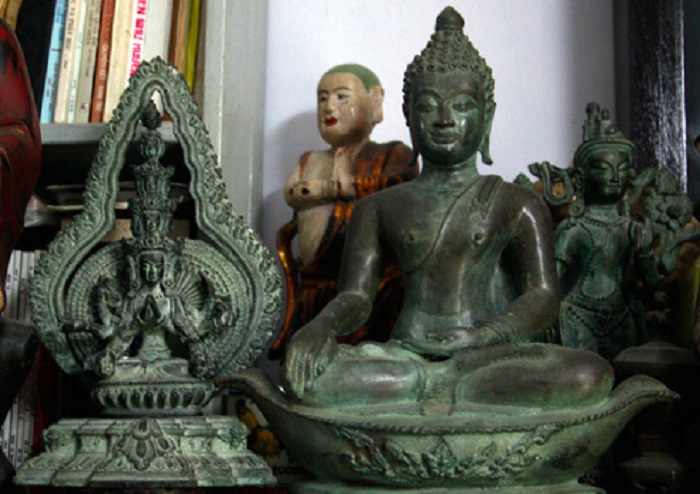 Tượng phật được thờ cúng bằng đồng đen ở Thái lan